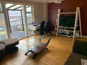 Entire Family Entertainment Holiday Home - 3 x Floors - Free Parking - Games Room - Private Garden - Workspace and Wifi 112mb - Self Check-in
